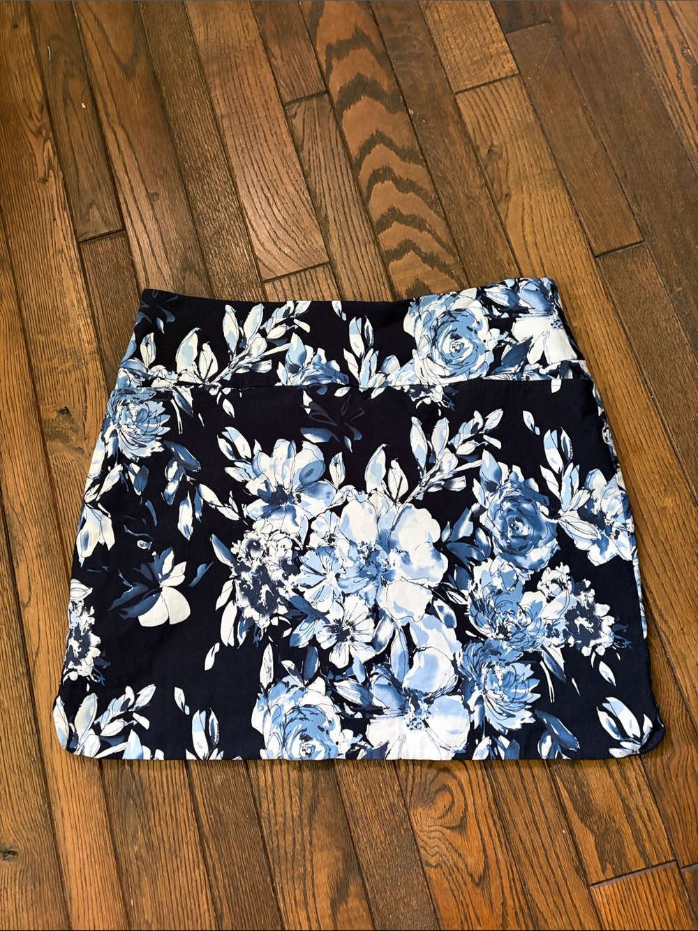 SC&CO Blue and White Floral Skort Size XXL. Exc condition